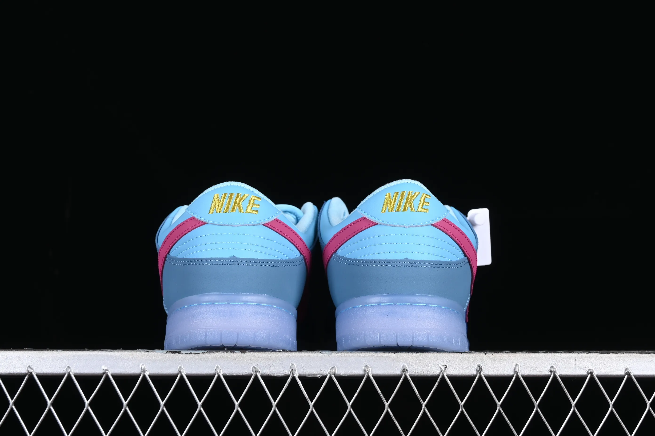 All Categories Nk SB Dunk Series Nk SB Dunk Low Low-top sneakers Cost-effective version Run The Jewels x Nk SB Dunk Low joint model SB low-top casual sneakers DO9404-400